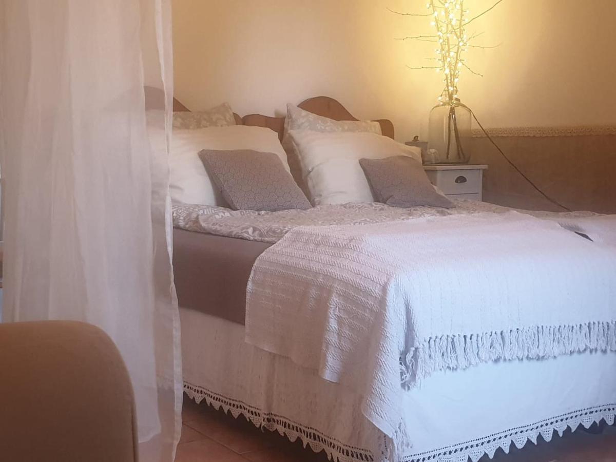 Tulipanos Vendeghaz Lägenhet Obanya Exteriör bild